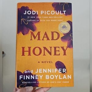 Jodi Picoult book bundle--4 hardback, 1 paperback